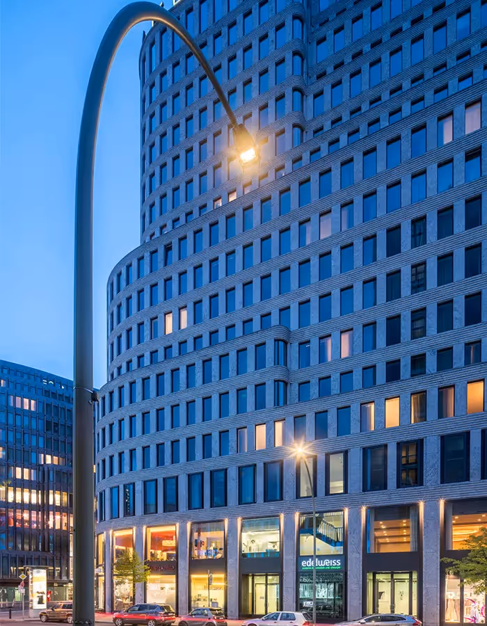 Moderne LED-Straßenbeleuchtung in Berlin von AEC Illuminazione
