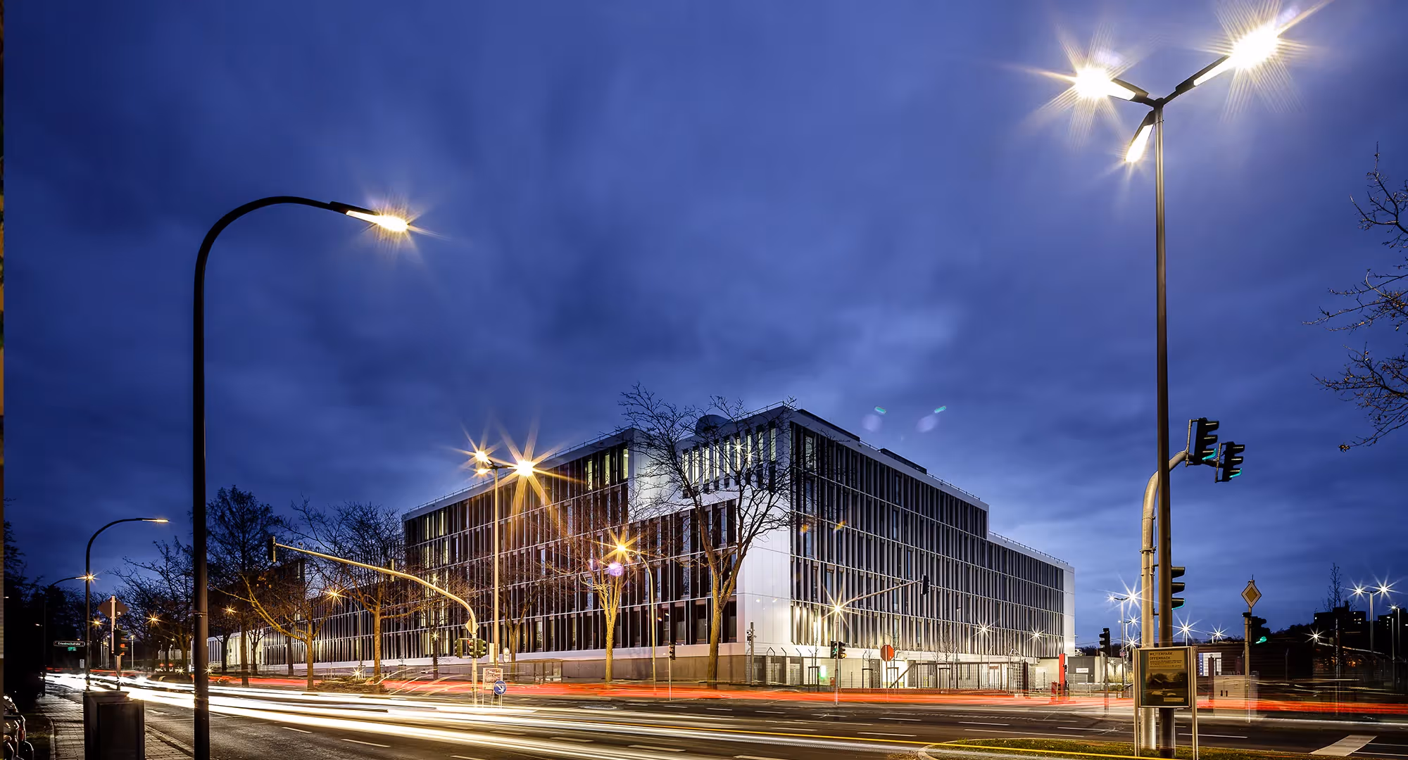 Kaiserlei-Areal in Offenbach bei Nacht mit moderner LED-Straßenbeleuchtung