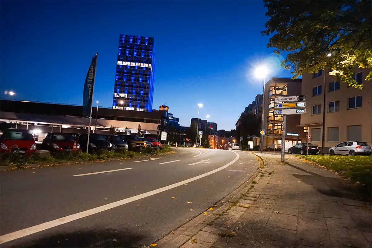 Stadt Essen bei Nacht mit energieeffizienter Straßenbeleuchtung