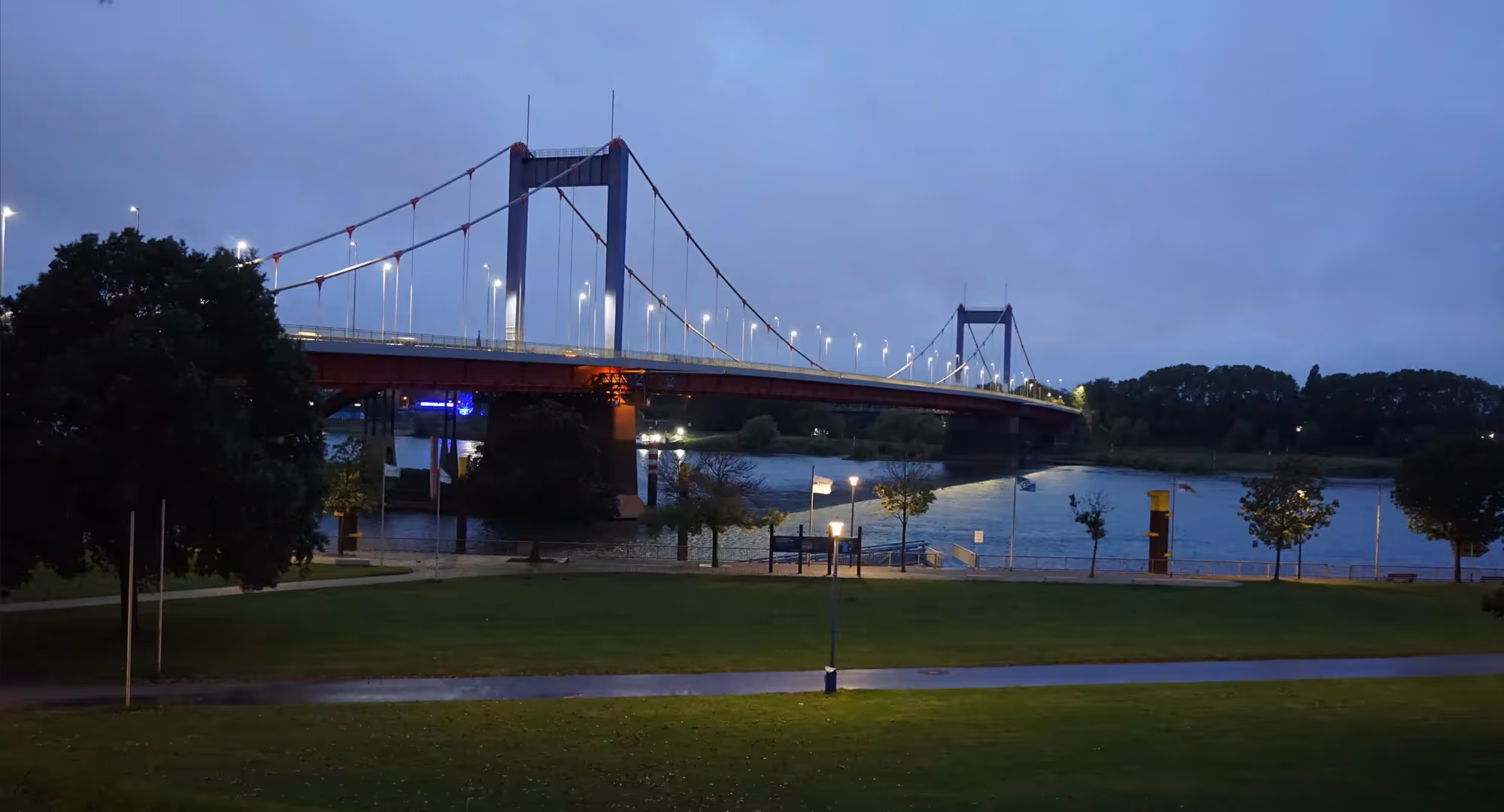 I-TRON LED-Leuchten auf einer Brücke