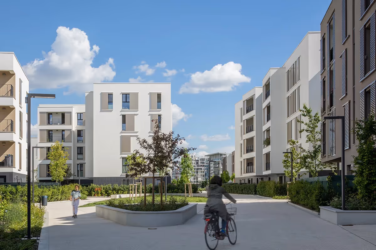 Innovatives Stadtteil von Mailand bei Tag: REDO Merezzate