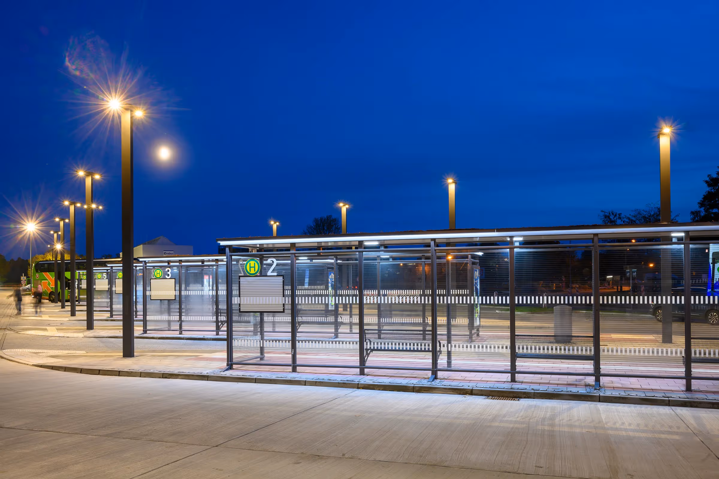 AEC Illuminazione Leuchten am ZOB in Rostock.