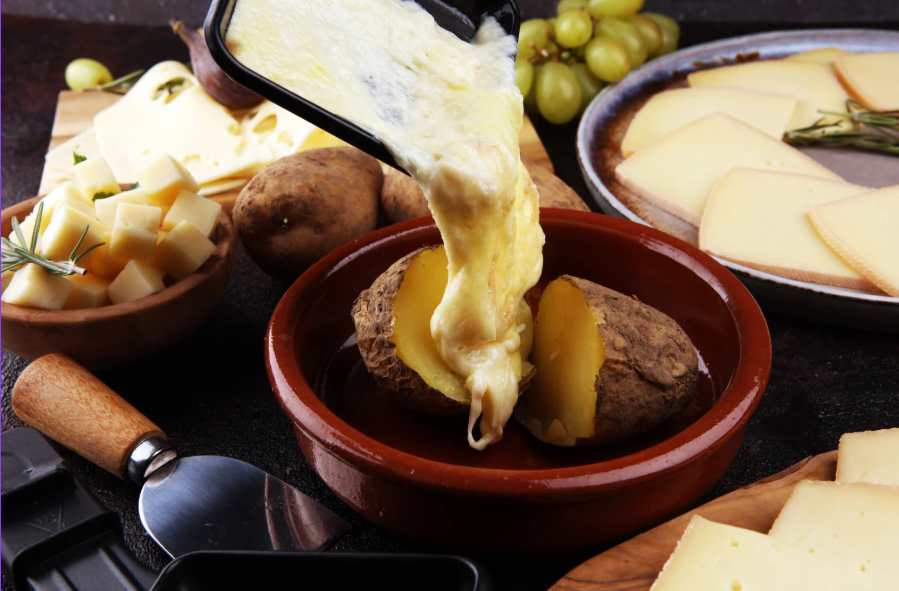 Quand le chalet rencontre le château, naît la raclette de Jeanne