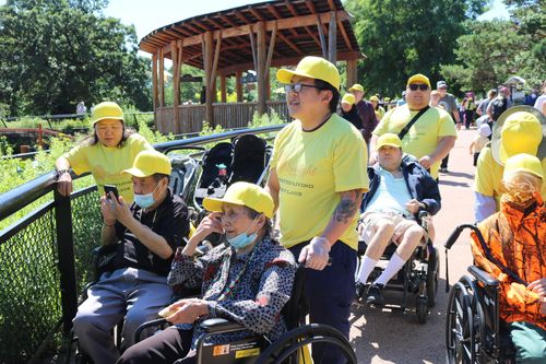 Empower Center Care Assisting Living in Saint Paul taking residents to Como Zoo