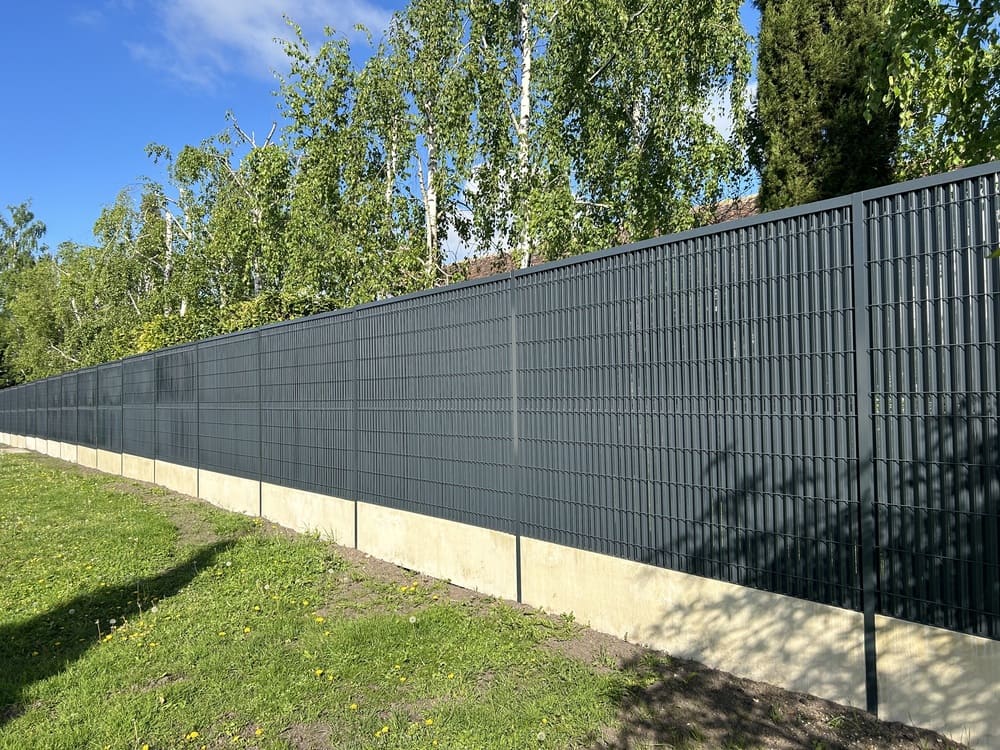 Photo de Clôture panneaux rigides avec dalle de soubassement et lame aluminium