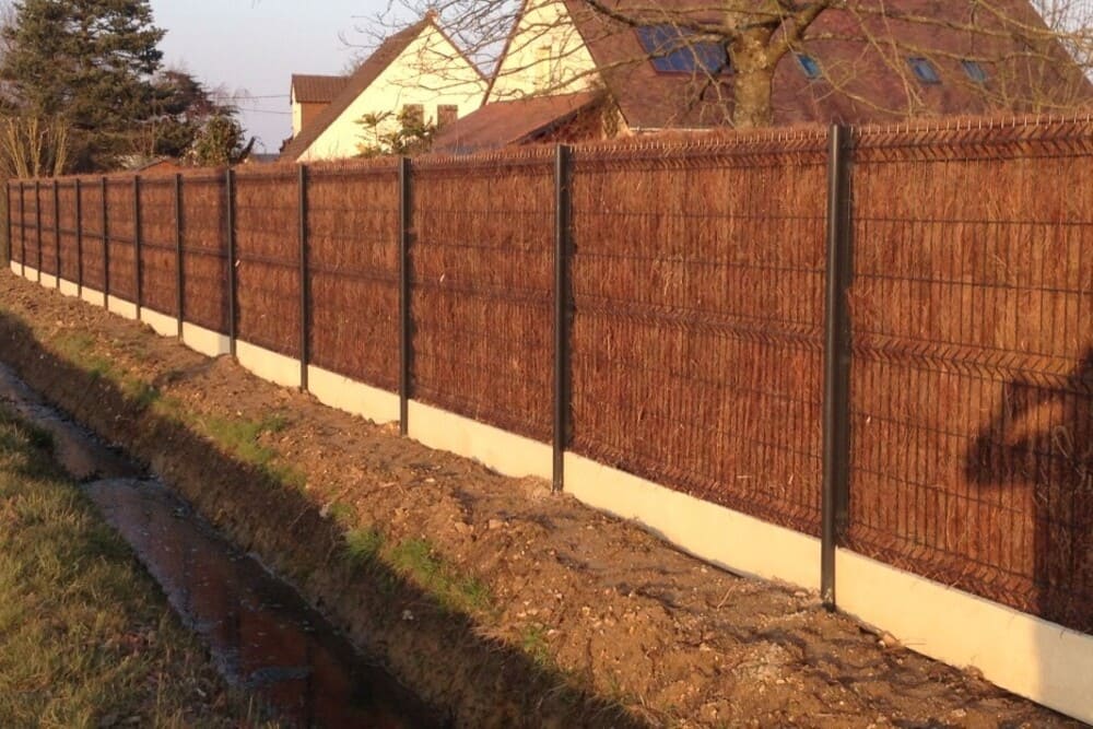 Photo de Clôture panneaux rigides avec dalle de soubassement ton pierre et brande de bruyère Ballan Miré