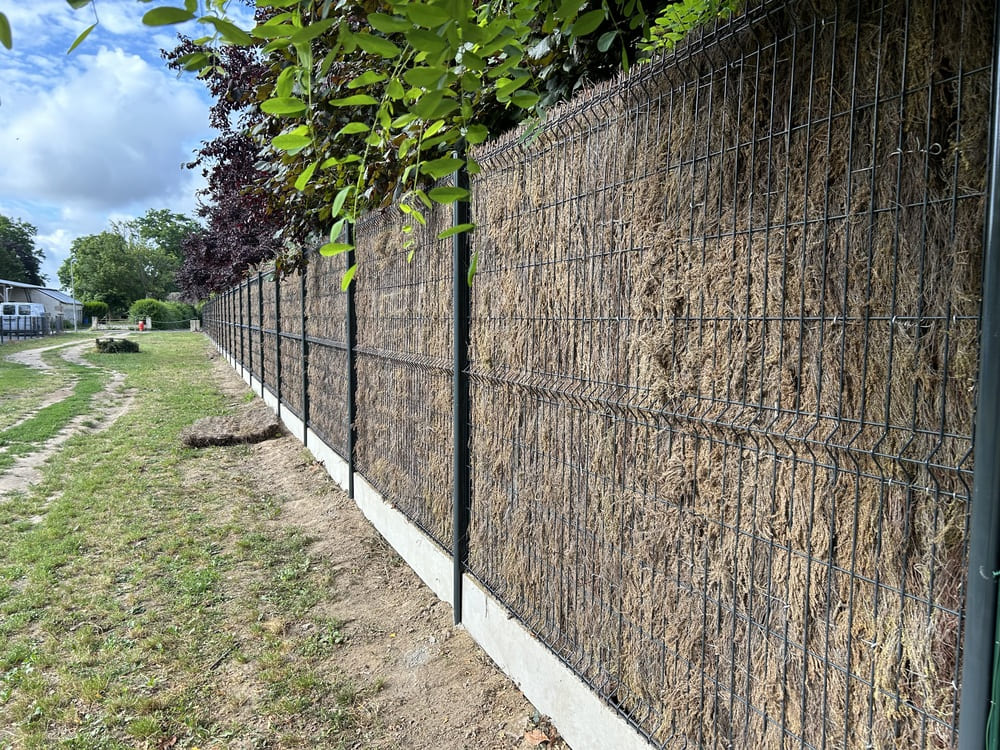 Photo de Clôture panneau rigide ton ciment et brande La Riche