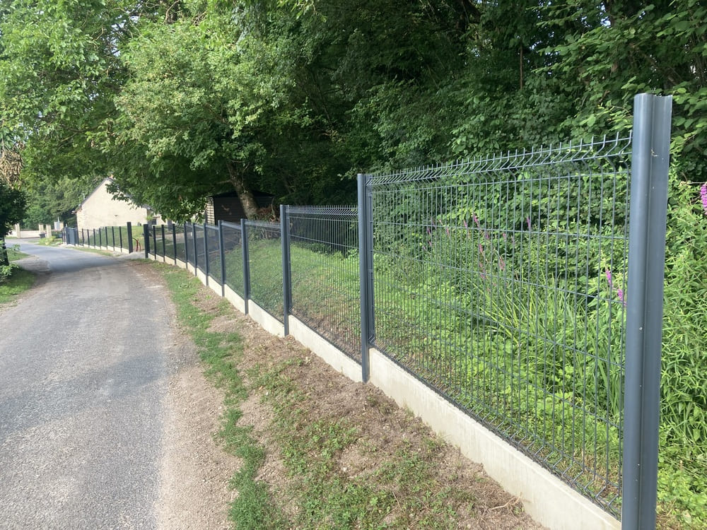Photo de Clôture panneau rigide et dalle de soubassement ton pierre Artannes sur Indre