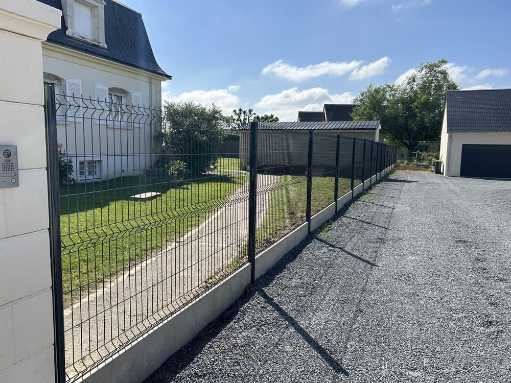 Photo de Clôture panneaux rigides avec dalle de soubassement ton pierre Montlouis sur Loire