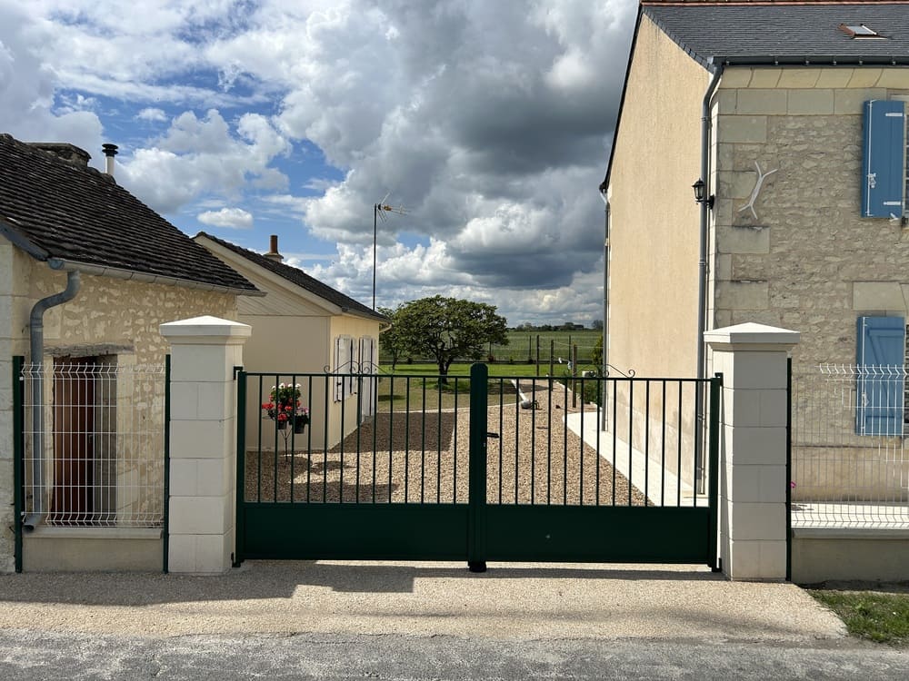 Portail à deux battants, de style traditionnel, installé à Sainte-Maure-de-Touraine