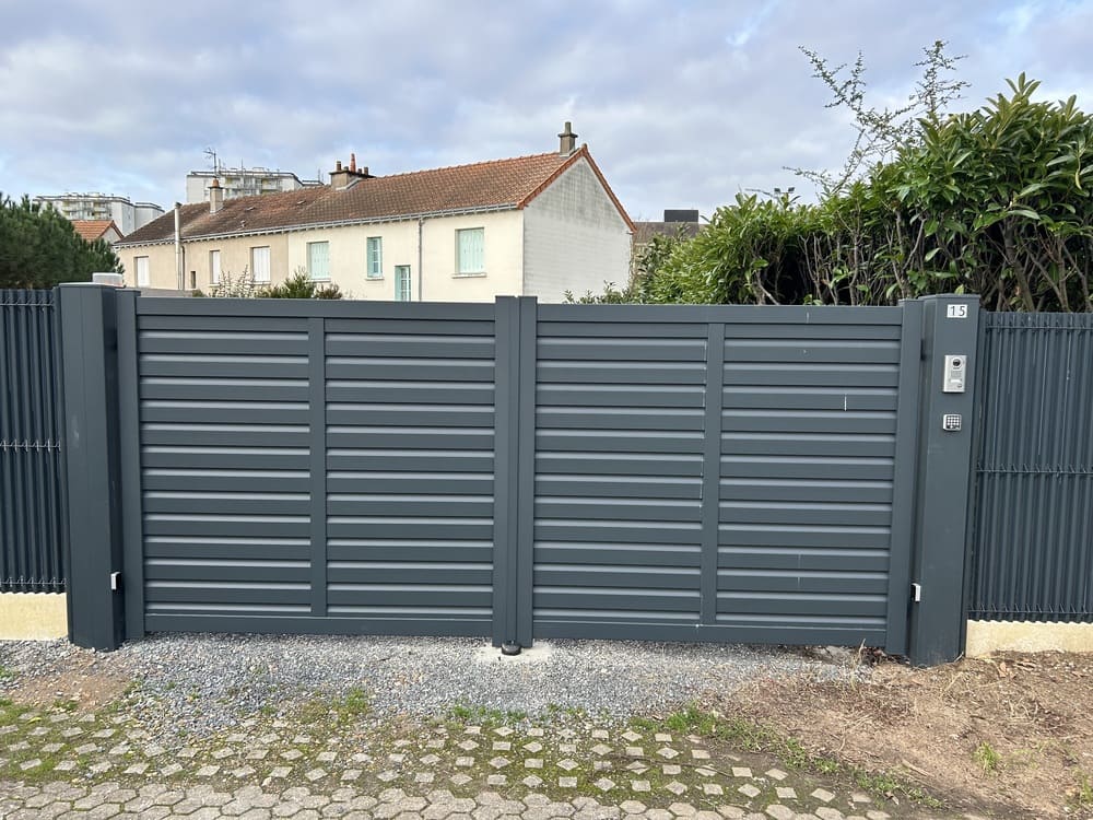 Photo de Portail battant lame persienne Saint Pierre des Corps