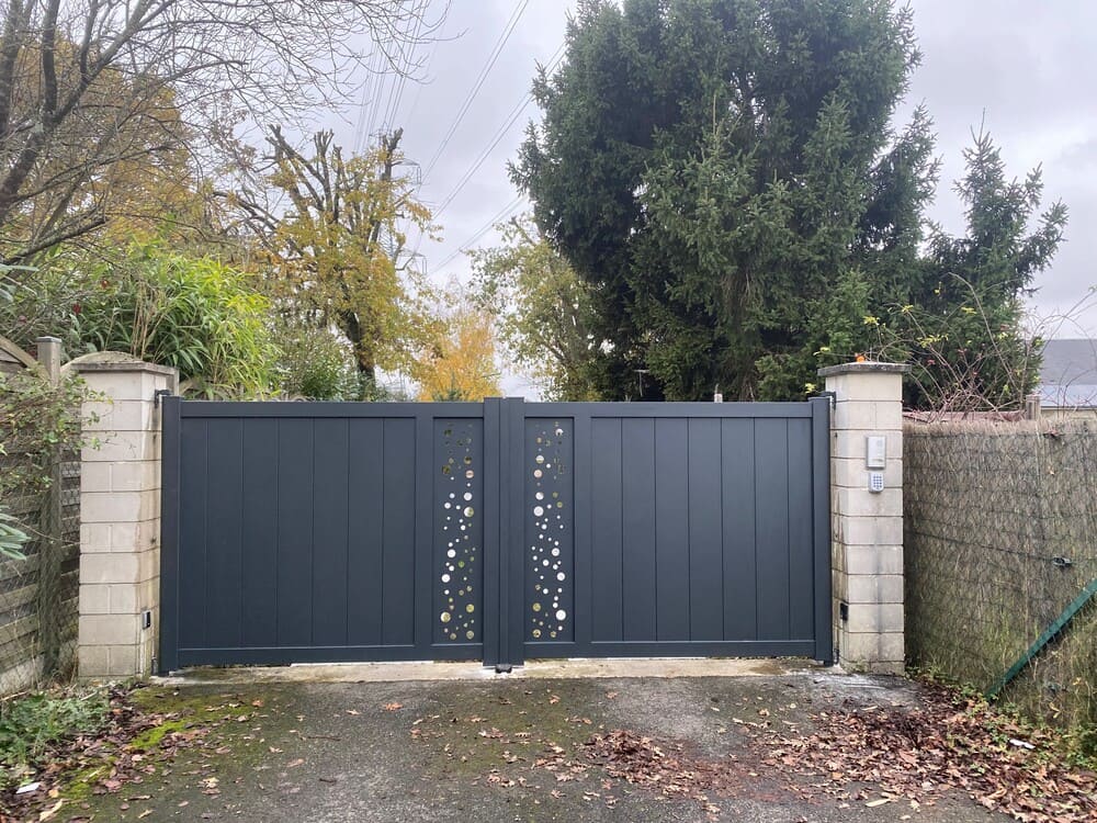 Photo de Portail découpe laser eau gazeuse Saint Branchs