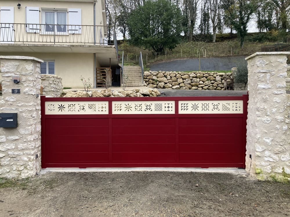Photo de Portail coulissant avec découpe laser carreau de ciment Fondettes