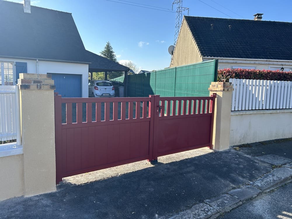 Photo de Portail battant Dionysos rouge Veigné