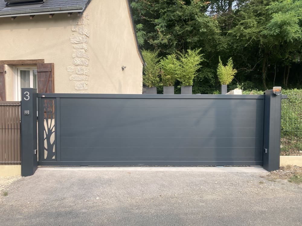 Photo de Portail coulissant avec découpe laser Arbuste