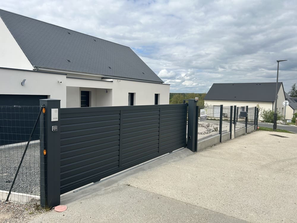 Photo de Portail coulissant lame persienne Bléré