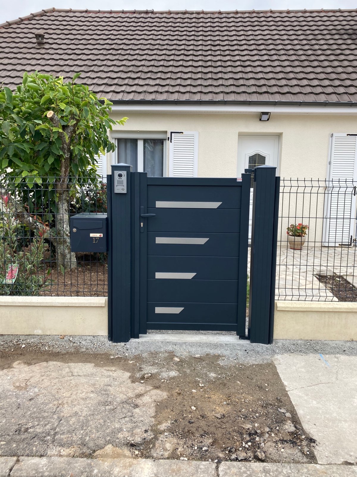 Portillon en aluminium installé à Esvres en Indre-et-Loire