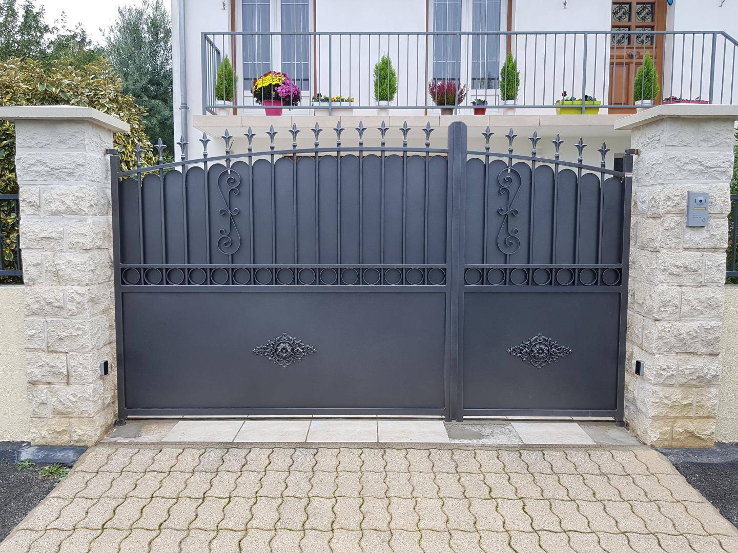 Portail plein traditionnel avec 2 rosas installé à Tours