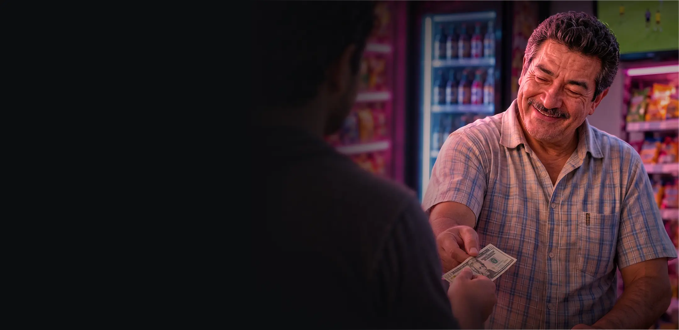 Comerciante recibiendo un pago en efectivo en una tienda de barrio