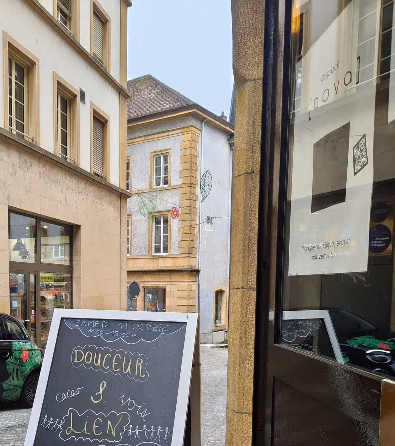 Gongs en premier plan, contre-plongée sur un tapis touffu sur lequel sont alignées des paires baguettes de percussion variées.