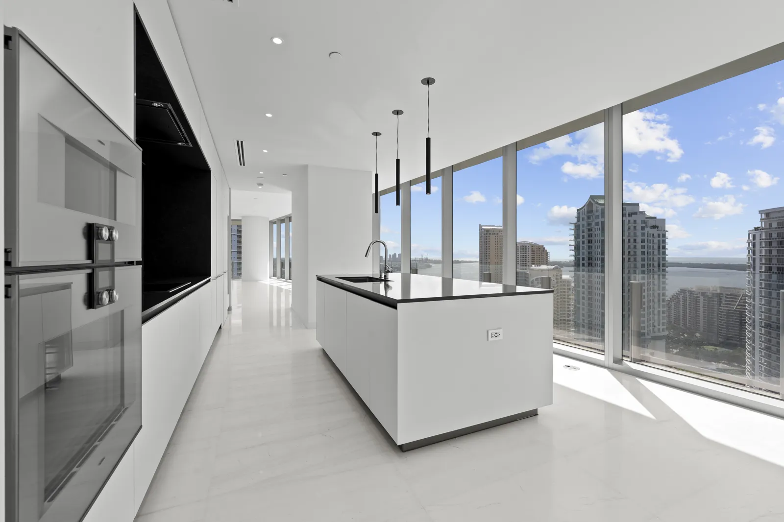 Open kitchen and living area with city views — Residence 3201