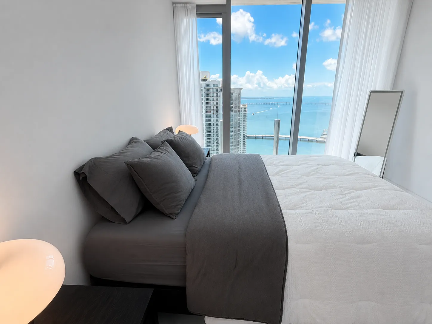 Guest bedroom with bay views — Residence 3201