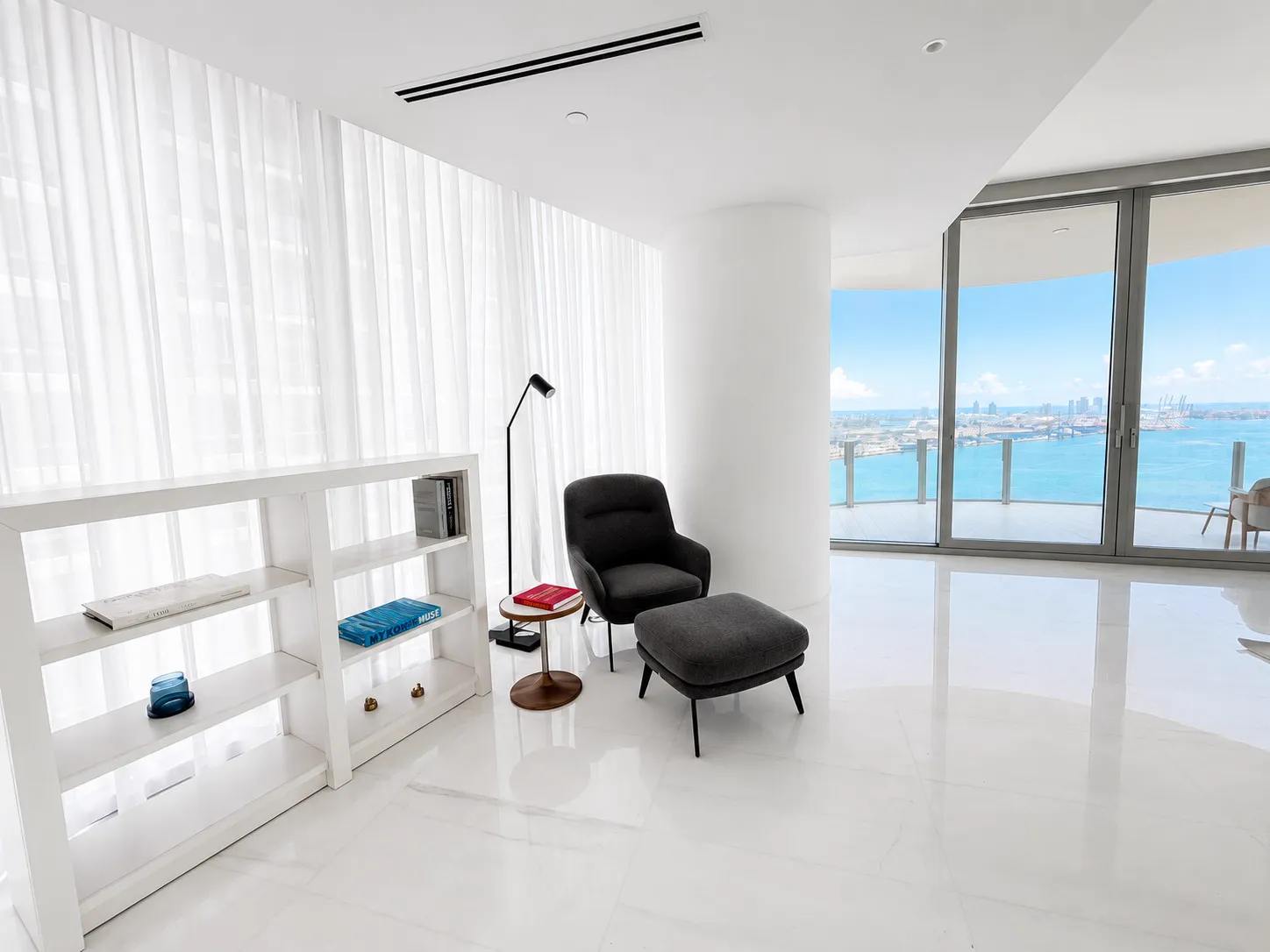 Sitting room with floor-to-ceiling glass — Residence 3201