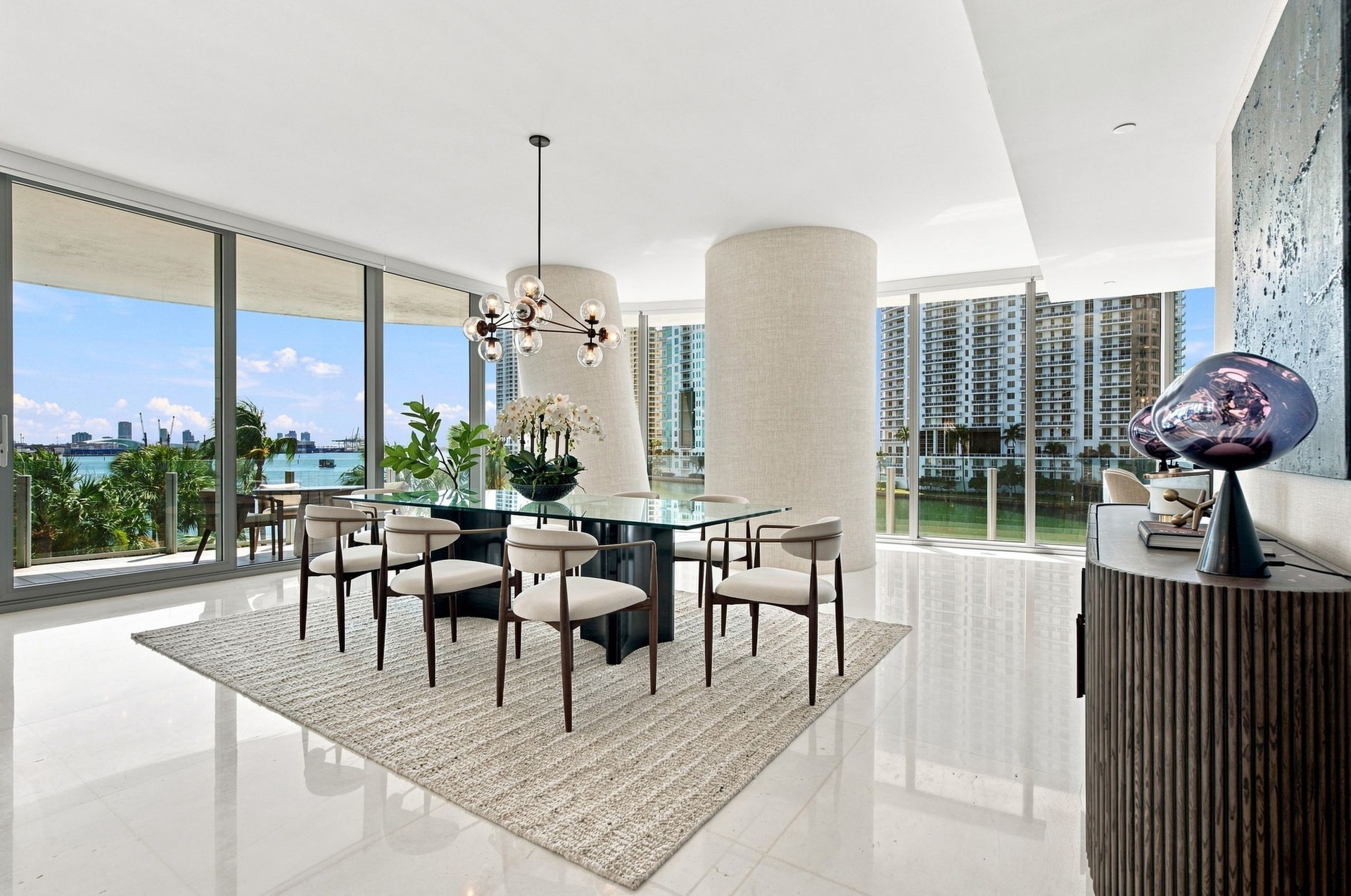 Dining area with waterfront views — Residence 301