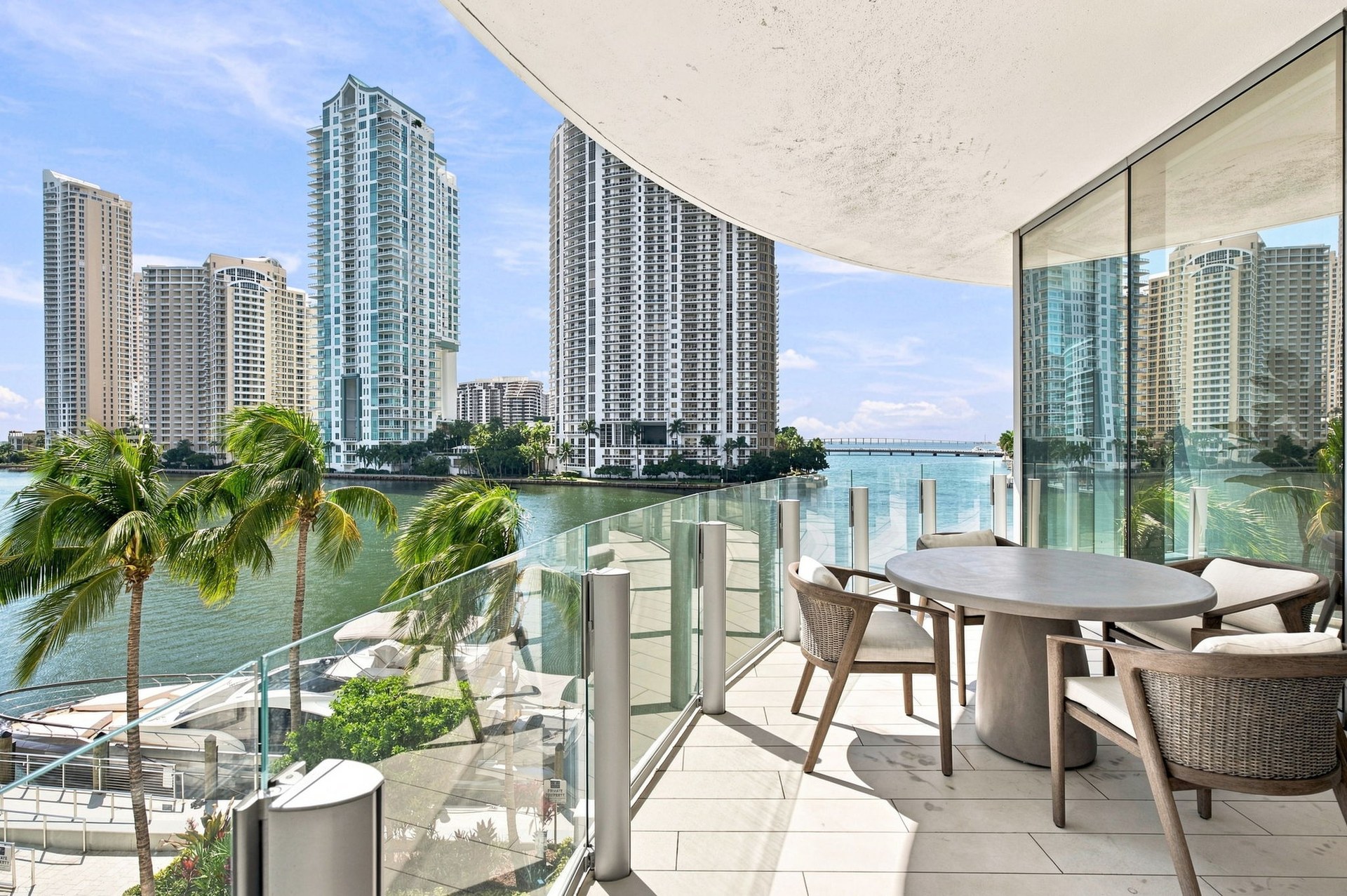 Guest bedroom with bay views — Residence 301