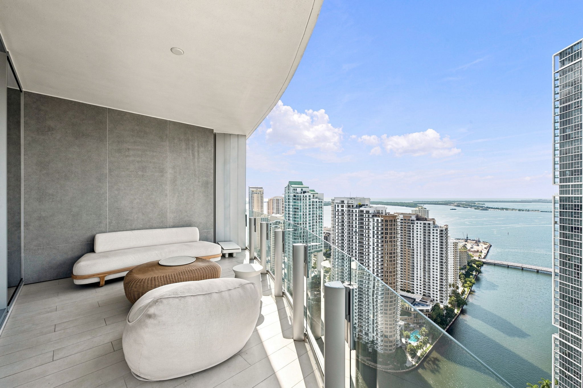 Private terrace lounge seating — Residence 3807
