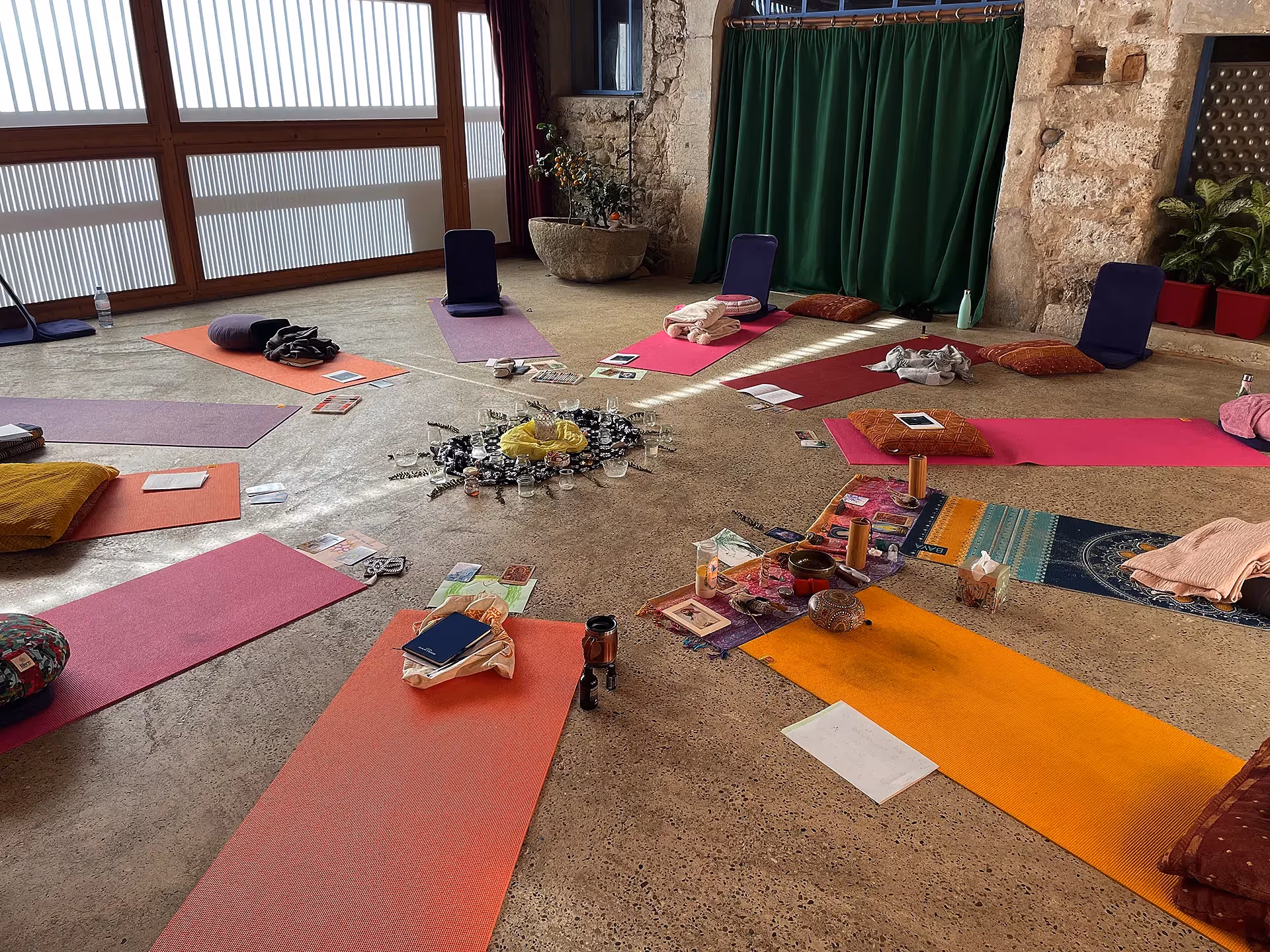Retraite Spirituelle en Isère | Salle de yoga.webp