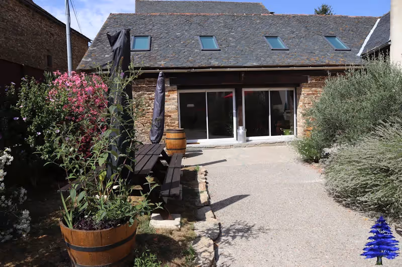 Séminaire bien-être Aveyron | Terrasse extérieure.webp