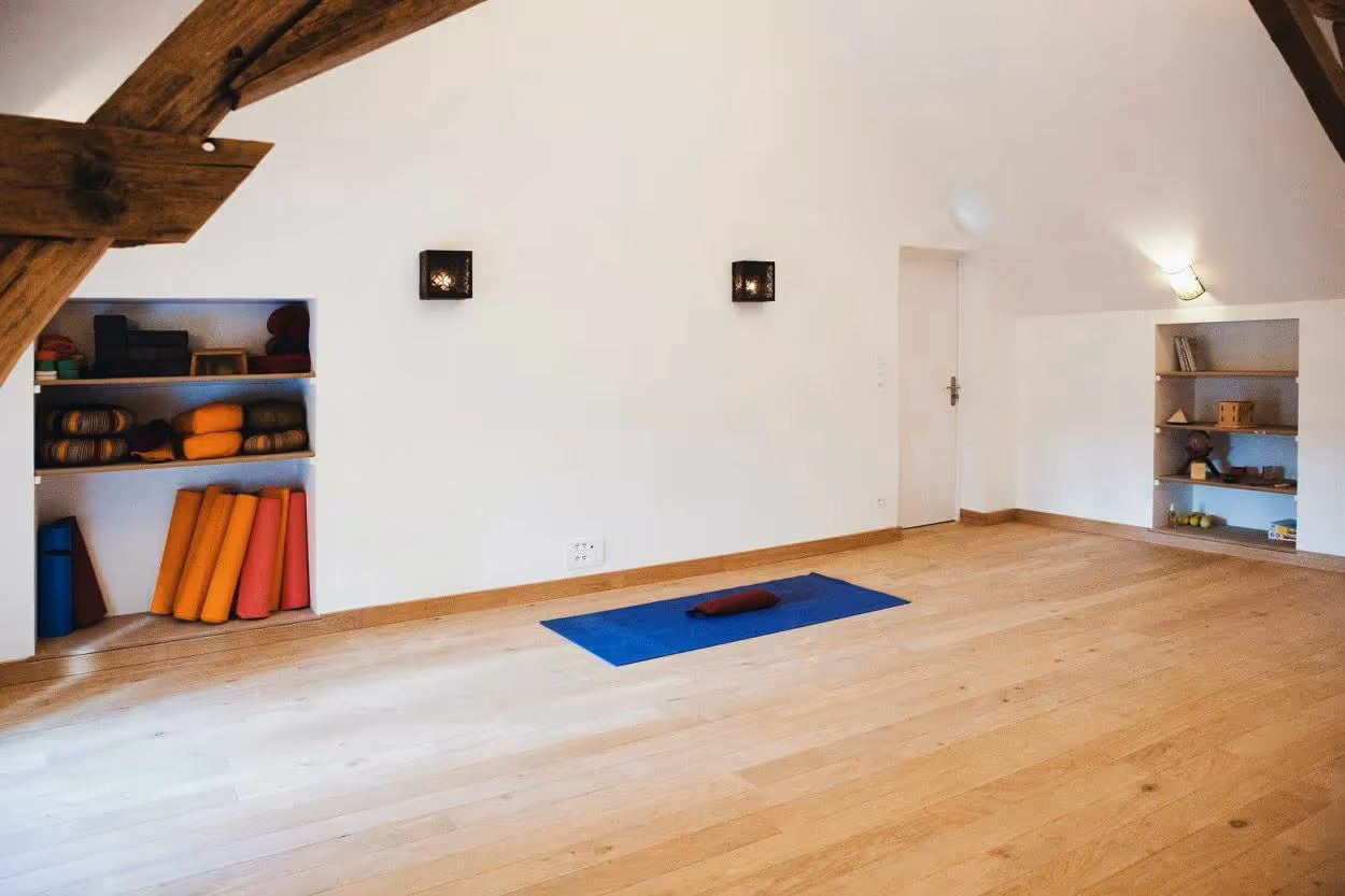 Retraite Spirituelle en Château | Salle de pratique 3.webp