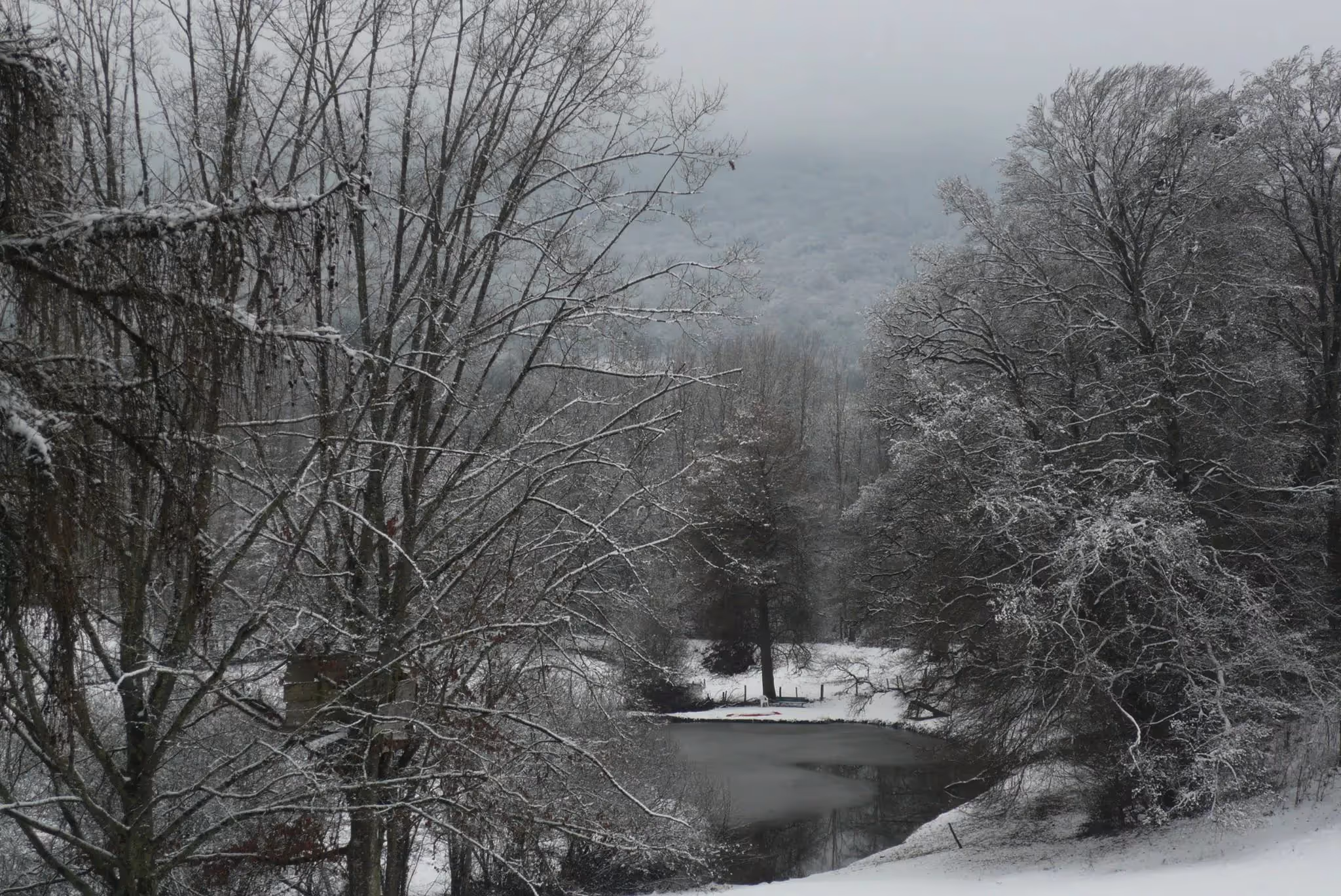 Retraite Spirituelle en Château | Étang gelé.webp