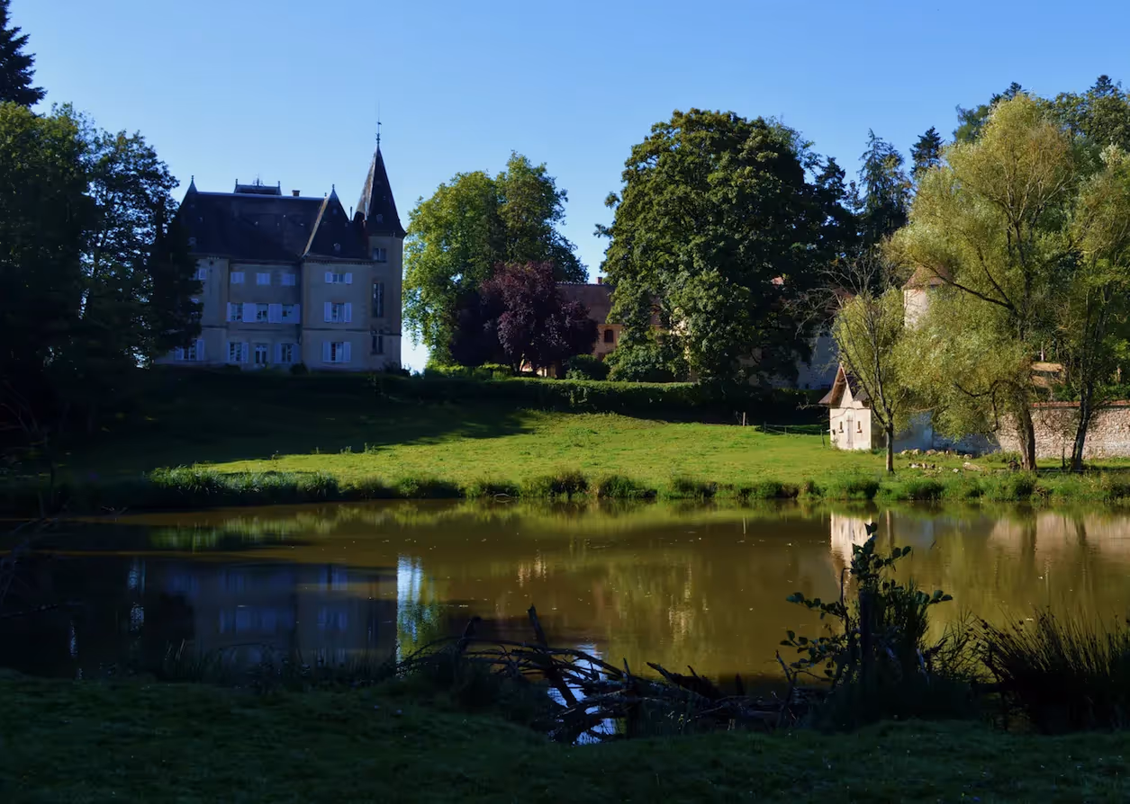 Retraite Spirituelle en Château | Château & Étang.webp