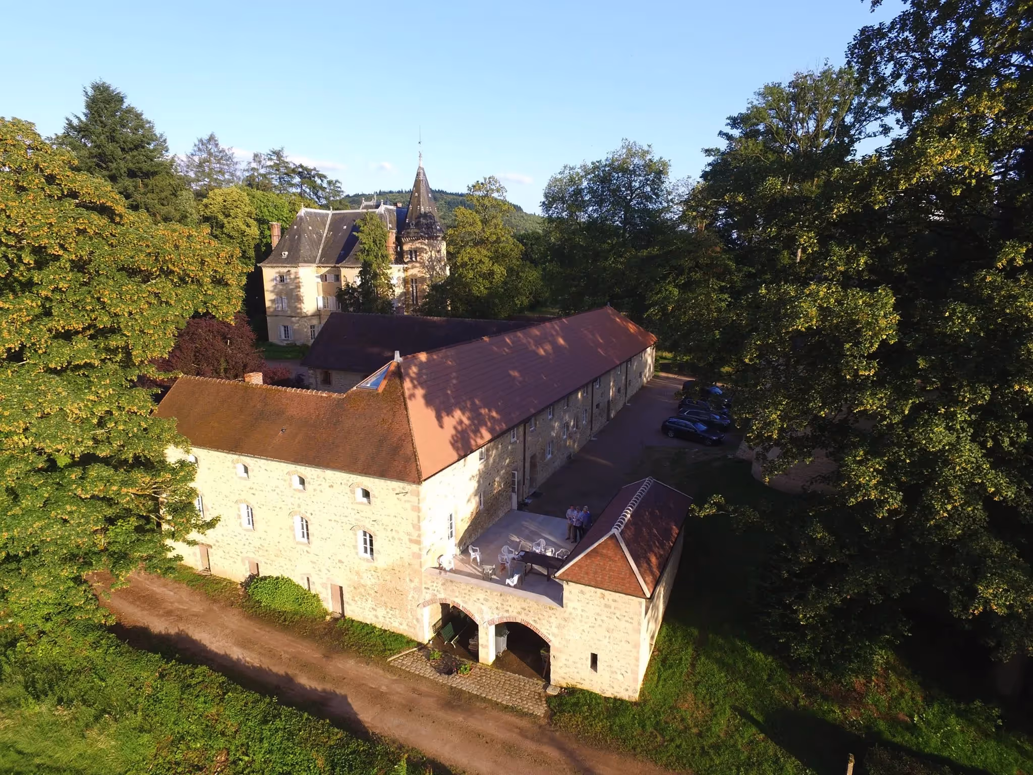 Retraite Spirituelle en Château | Domaine & terrasse vue du ciel.webp