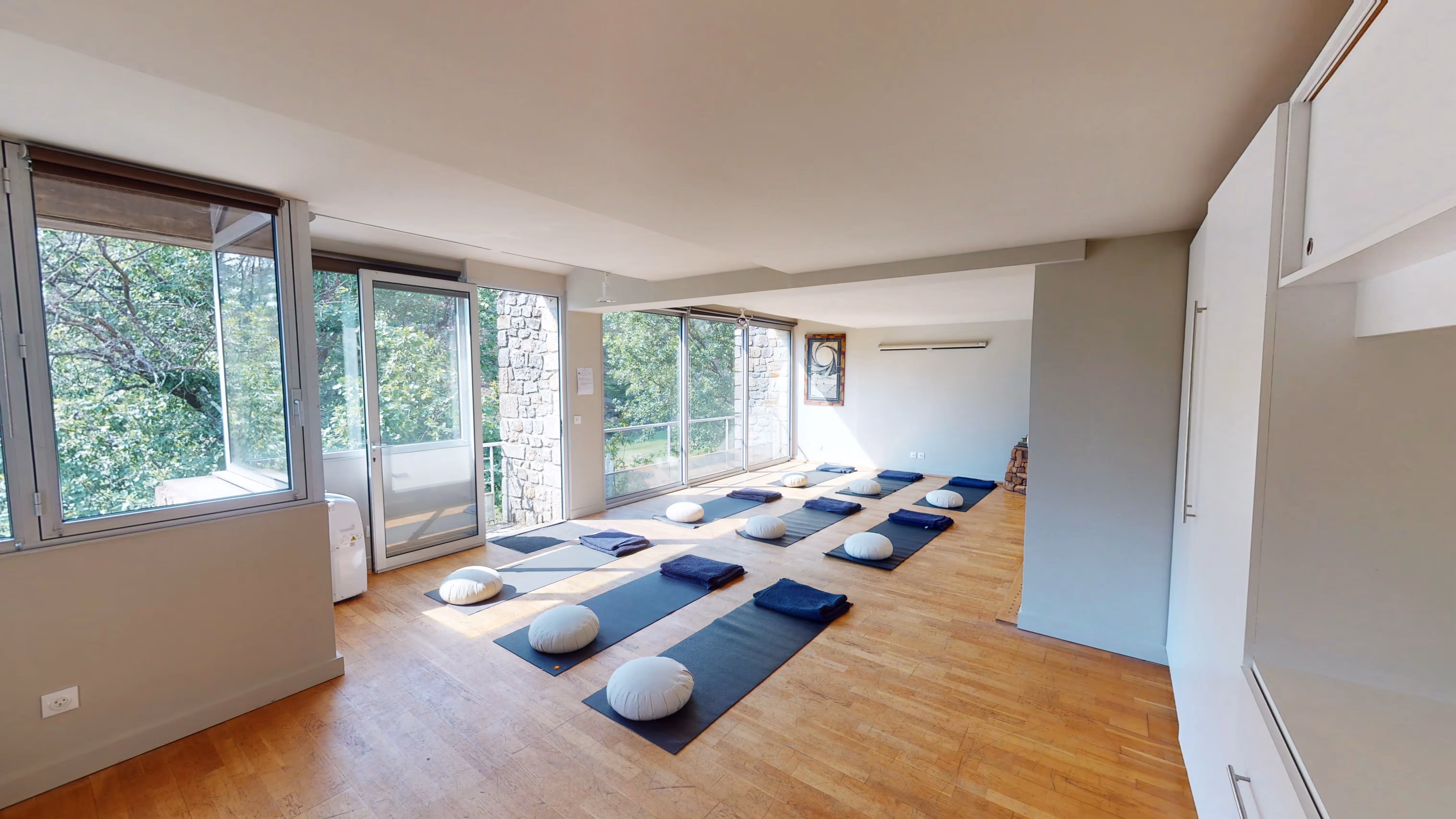 Séminaire bien-être en Ardèche | Salle de pratique zen.webp