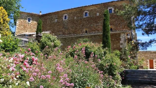 Retraite religieuse en abbaye | Jardin fleuri.webp