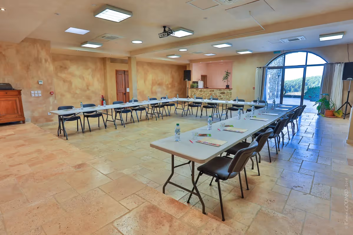 Retraite religieuse en abbaye | Salle de réception.webp