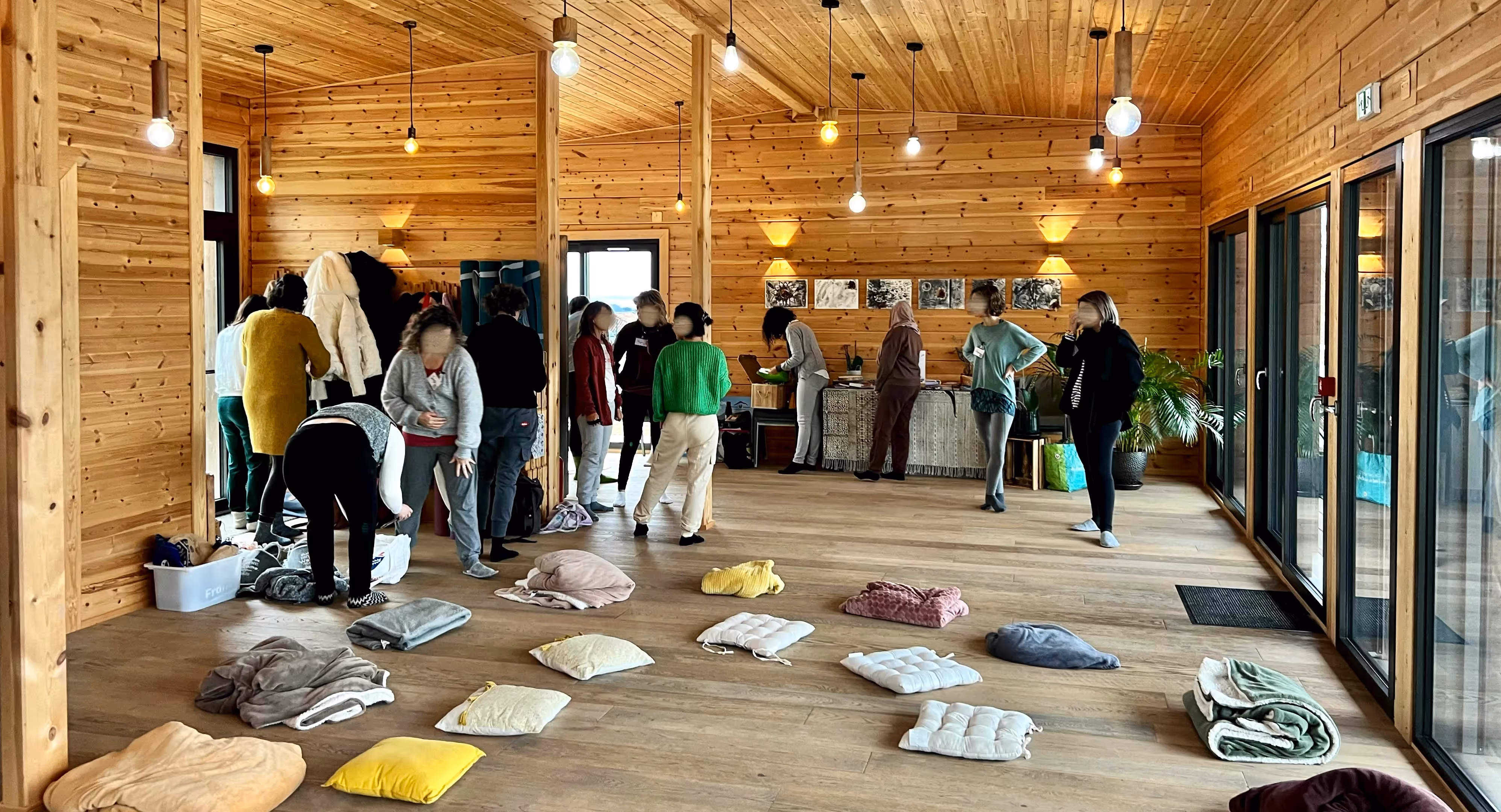 retraite Holistique Pyrénées | Salle de méditation.webp