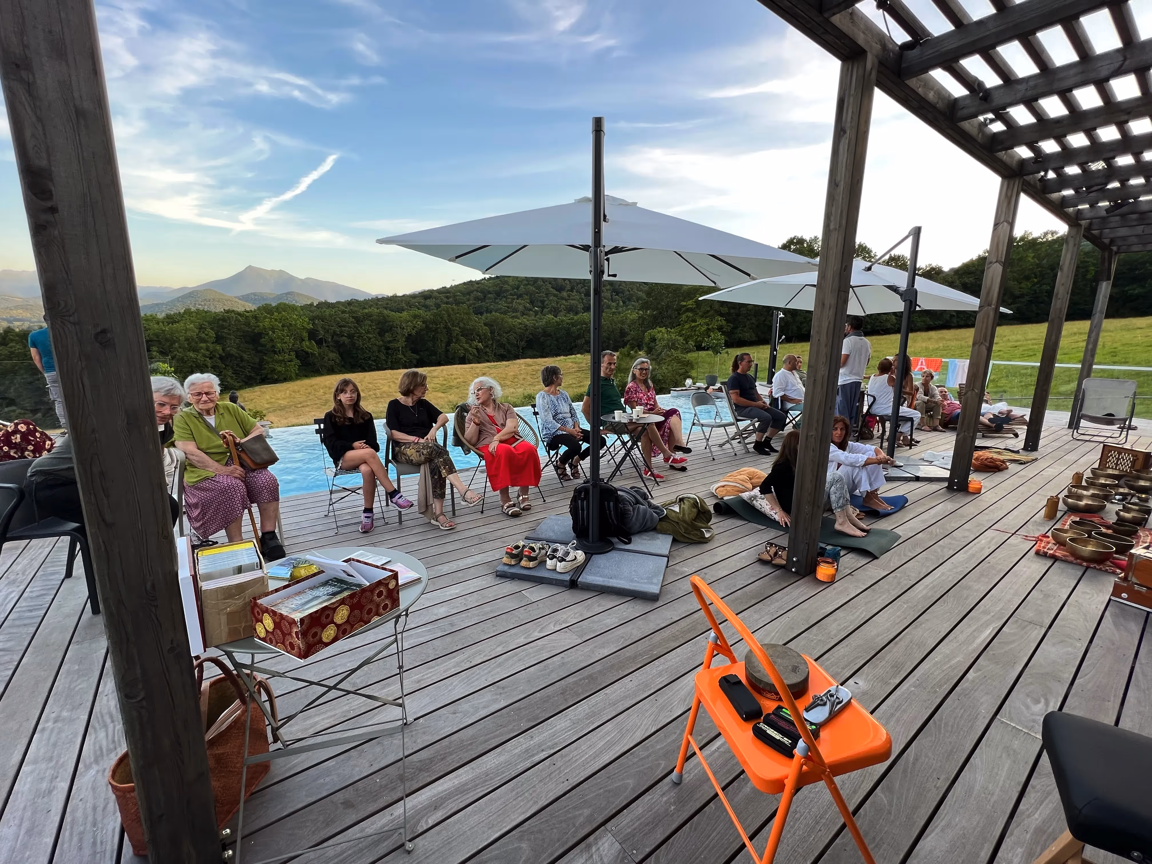retraite Holistique Pyrénées | Terrasse extérieure.webp