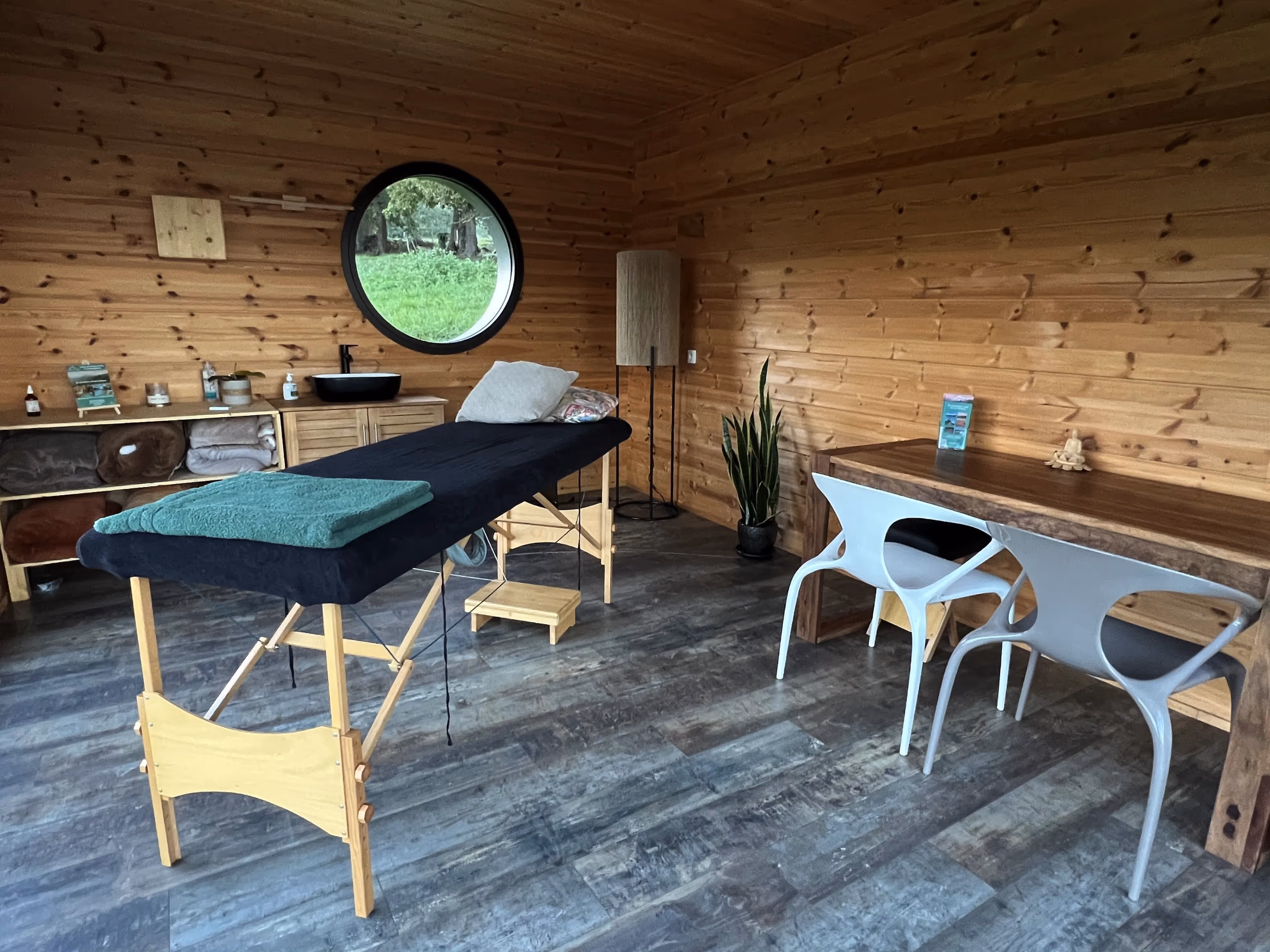 retraite Holistique Pyrénées | Table de massage.webp