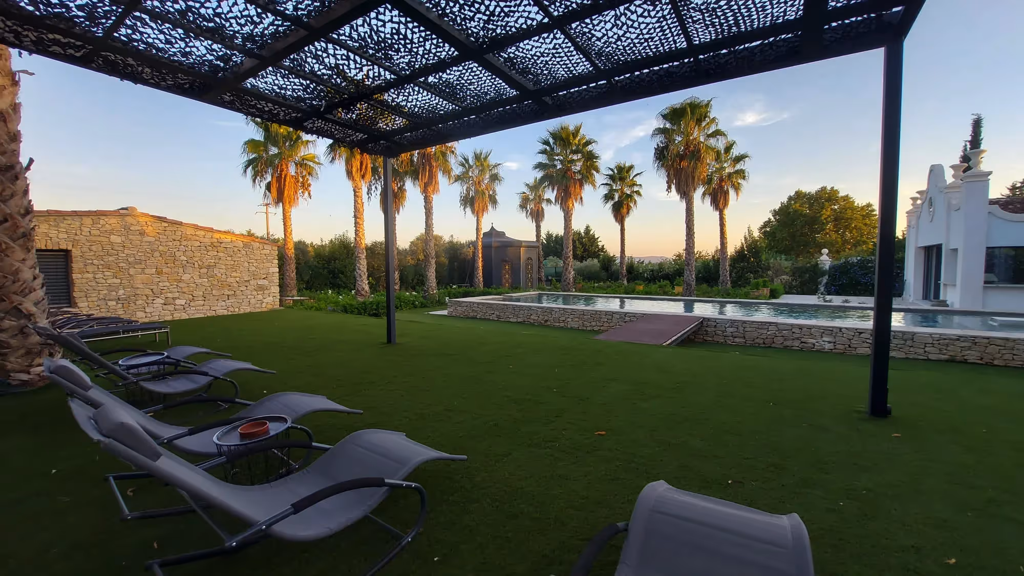 Lieu de Retraite Bien-Être Bouches-du-Rhône | Terrasse & Transats.webp