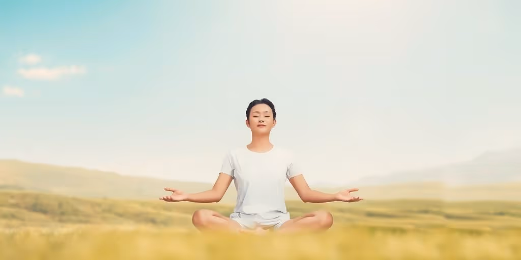 Personne méditant avec des ondes sonores apaisantes.