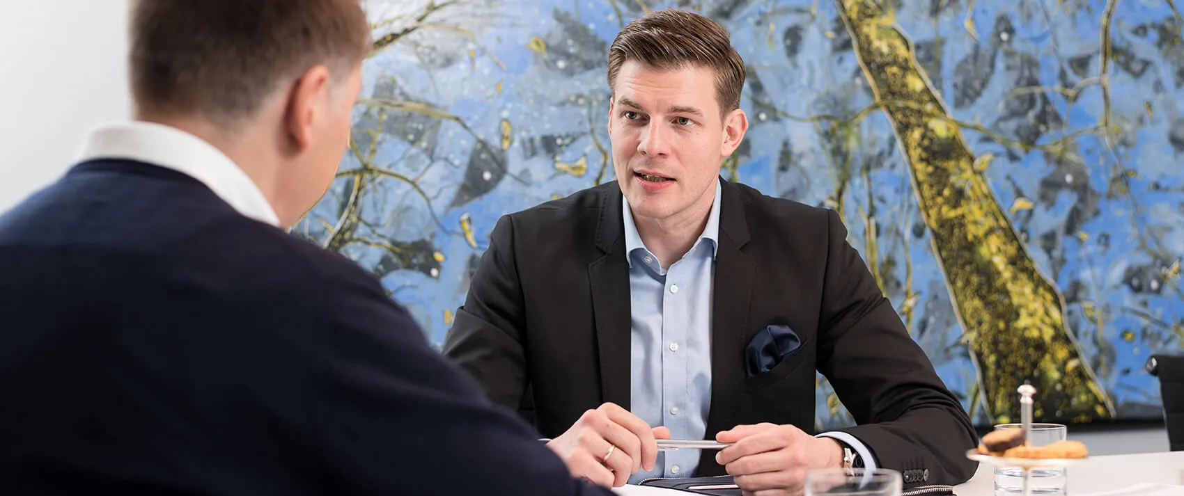 Bild von zwei Mitarbeiter im Gespraech