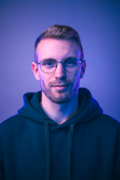 Leon - Mitarbeiter von WE ARE HYPE steht vor einem Lila Hintergrund.