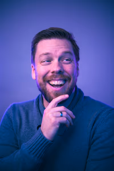 Steffen Jordan - Geschäftsführer von WE ARE HYPE steht vor einem Lila Hintergrund. Bild in einer Spontansituation ausgelöst.