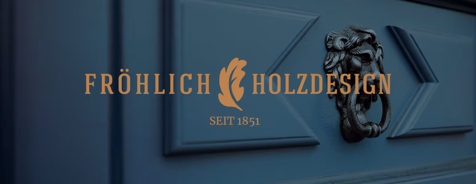 Eine handgemachte Eichenholztür mit einem Löwenkopf und dem Logo der Firma darüber platziert