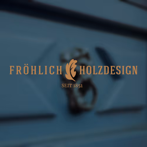 Eine handgemachte Eichenholztür mit einem Löwenkopf und dem Logo der Firma darüber platziert
