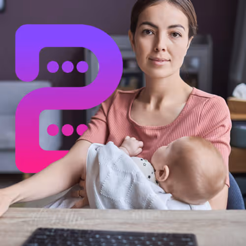 eine junge frau am schreibtisch sitzend mit ihrem säugling auf dem arm. sie sucht nach informationen im internet